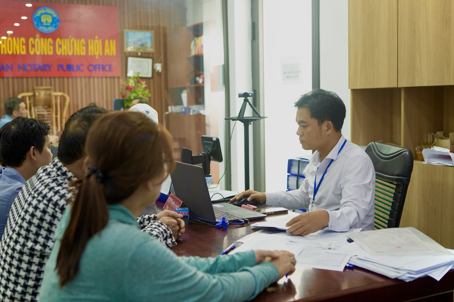 Công chứng viên Lý Ngọc Tân đang tiếp nhận và xử lý hồ sơ